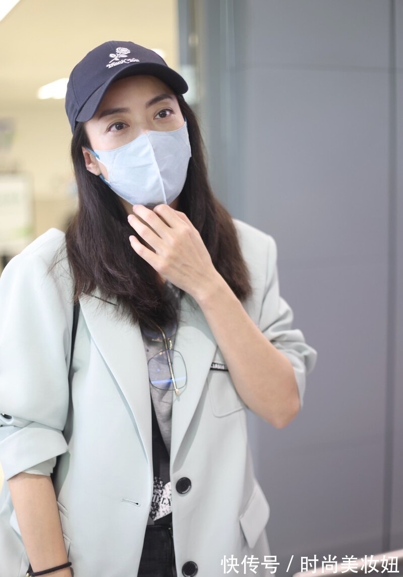 霍汶希|霍汶希真不像“经纪人”,穿西装配牛仔裤气质出众,不出道可惜了