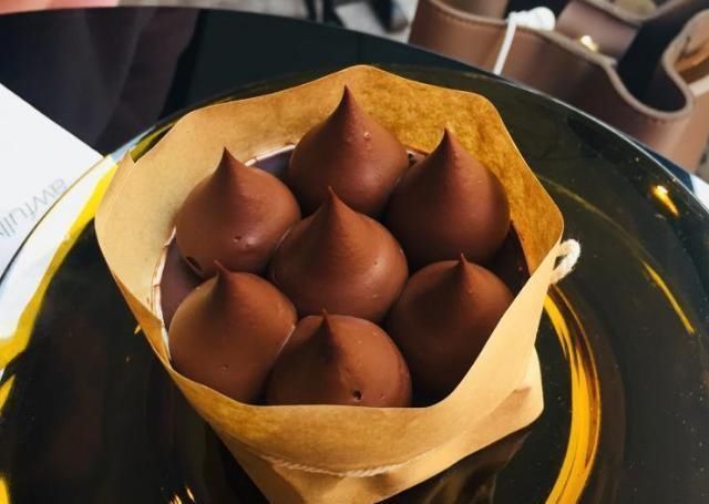 奇葩|世上最奇葩的蛋糕店,10分钟能吃完1块终身免单游客太难受了