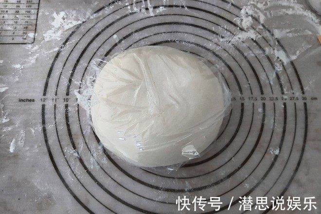 韭菜盒子的家常做法，皮薄馅大而且不出水，香酥又入味，超级解馋