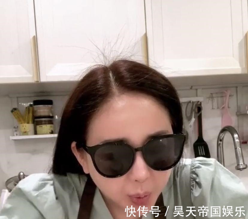 45岁咸素媛直播,全程戴着墨镜吃面条,墨镜起雾了都舍不得摘