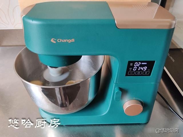 柔软香甜的紫薯奶酪面包，换个造型让人眼前一亮，做早餐真棒