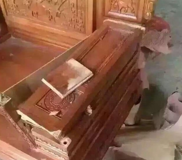 便宜货|花十几万买套红木家具,里面却用红砖填充的商家却问谁让你拆开的