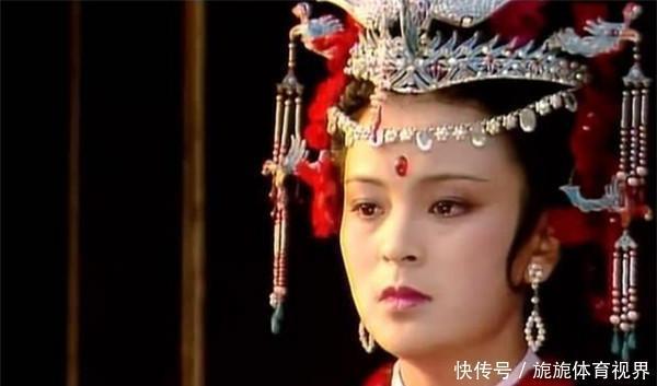 别以为她只是《红楼梦》里的“探春”,看看她导的戏,质量也不差