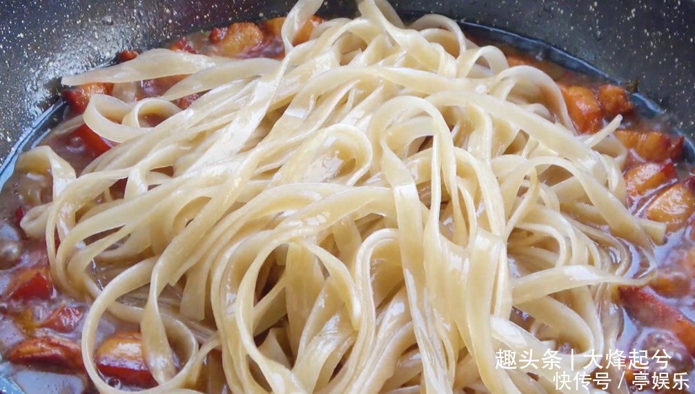 猪肉炖粉条,天冷吃太爽了,上桌连汤汁都不剩,简单炖一锅不够吃