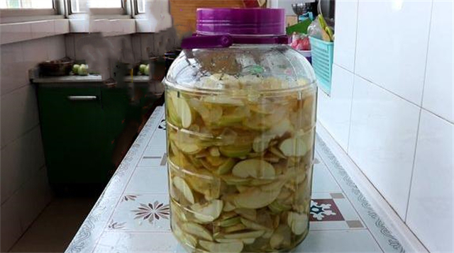 买10斤苹果自制苹果醋，一做一大罐不够喝，做法超简单