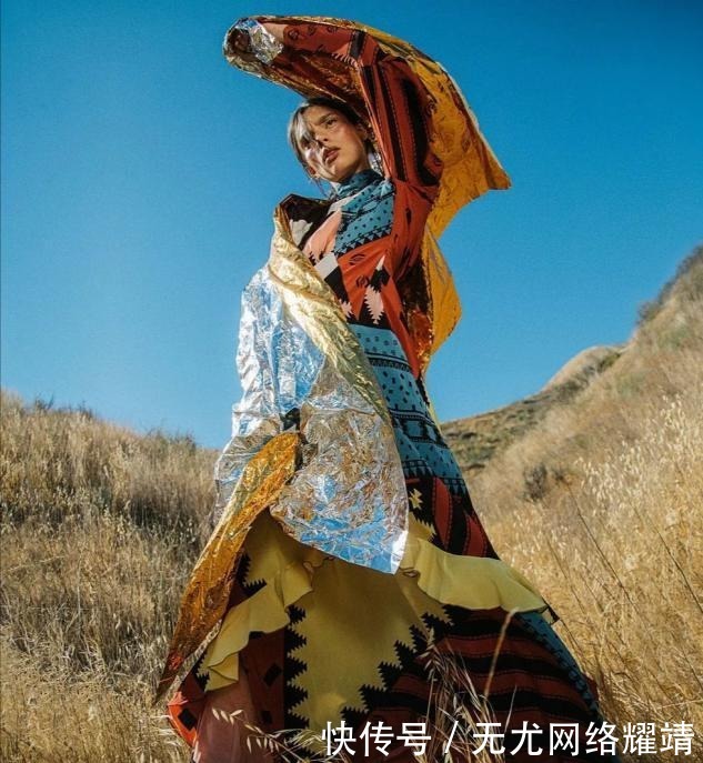 碎花|“百褶裙”不受宠了,今年开始流行“奶奶裙”,青春减龄有气质