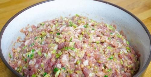 饺子馆不外传的白菜猪肉馅做法，不腥，不腻，鲜嫩多汁真好吃