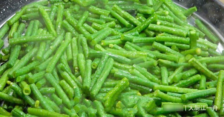 豆角|炒豆角时，先放油就错了，教你饭店做法，豆角翠绿爽口不发黑