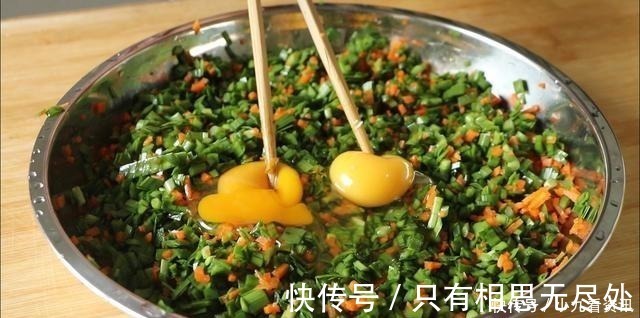 玉米面|不和面不揉面,教你懒人韭菜玉米面饼,8分钟熟透,上桌就扫光