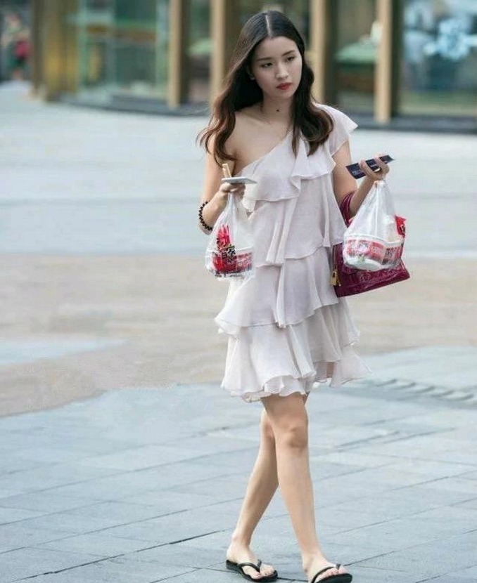 衣服|街拍衣服款式有很多,但你不能挑花了眼,一定要选择合适自己的