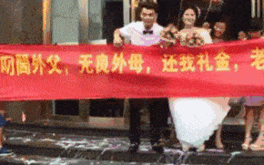 |搞笑GIF段子:“昨天我捡到一个鼠标垫,我想给鼠标垫配台电脑 ”