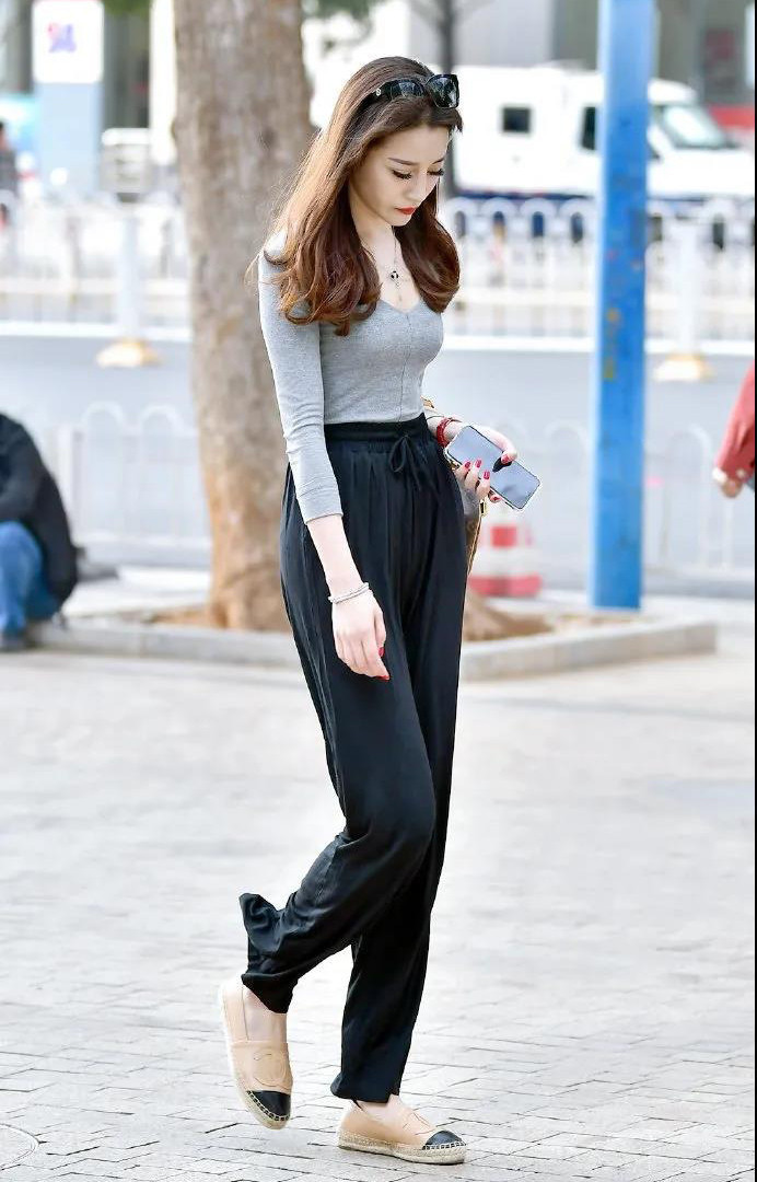 紧身上衣搭配阔腿裤, “上紧下松”的穿搭方式, 简单时尚又显腿长