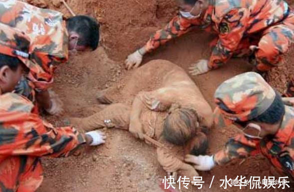 母爱|9张让人潸然泪下的母爱照,妈妈实在是太伟大了,看一次哭一次