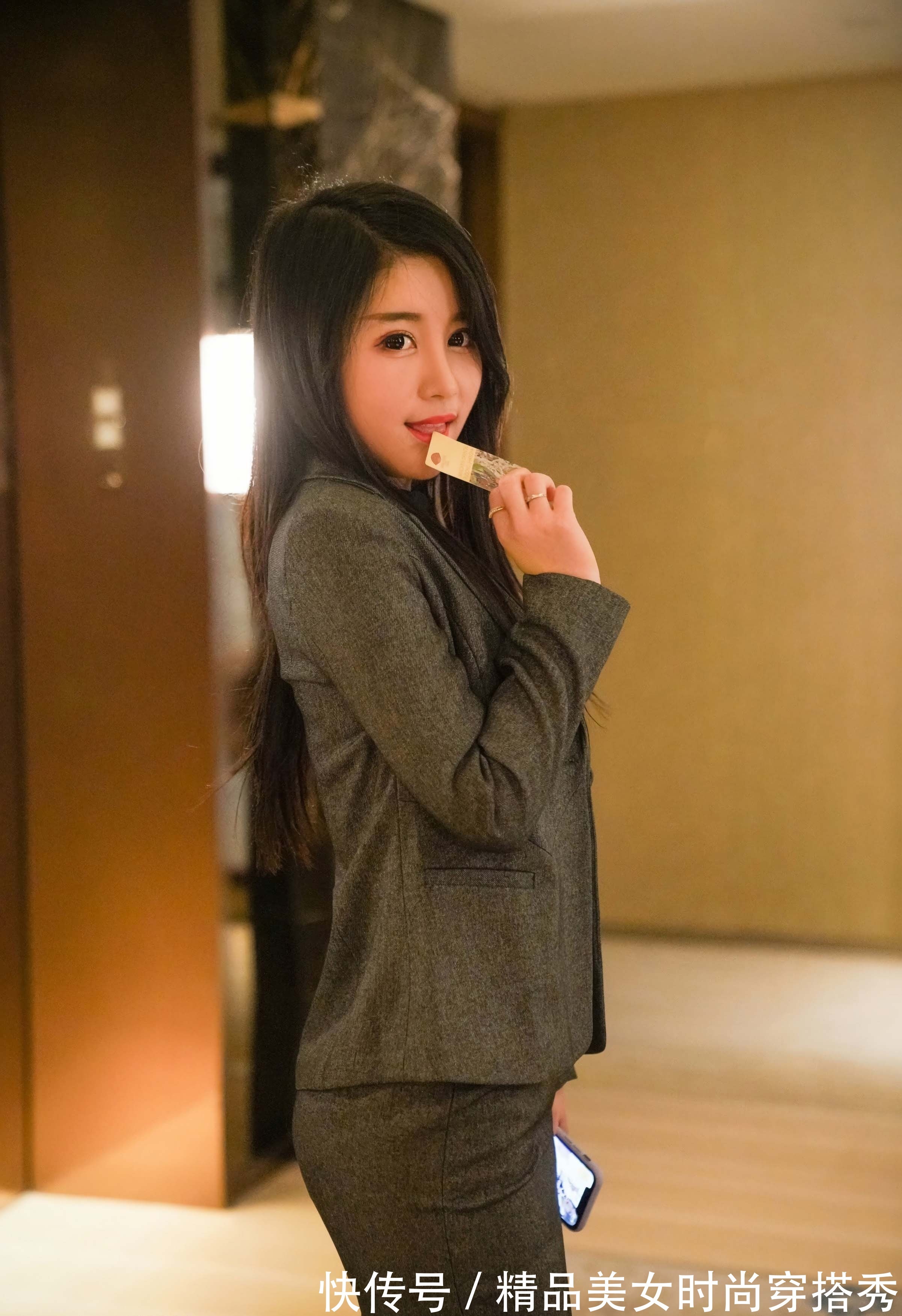 优雅感|极简的西装套装穿搭却一样不失优雅感,让你瞬间女人味十足