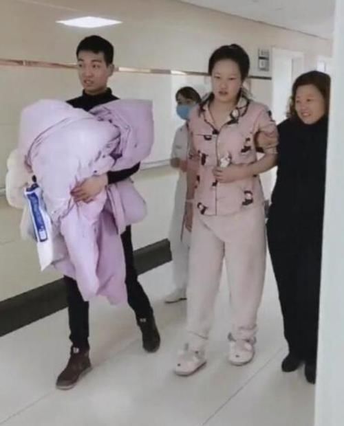 产后健身操|最霸气产妇走红,顺产完直接走回病房,网友将军凯旋