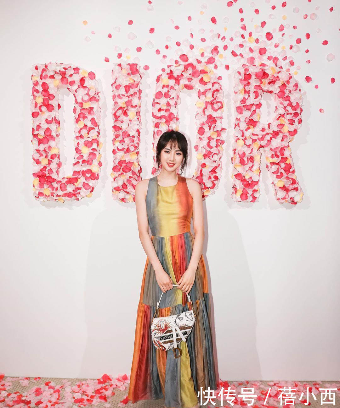 露肩|姚安娜终究是名媛,虽然被黑衣品差,翻身只需一条彩虹裙,太美了