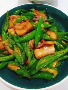做辣椒炒肉，先炒肉还是先炒辣椒？顺序很关键，肉质鲜香又入味