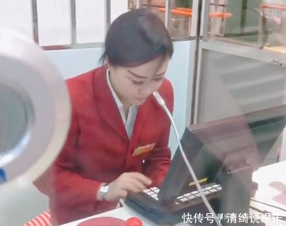 小姐姐画着一对关公眉,她抬头那一刻,才发现颜值跟眉毛没有关系