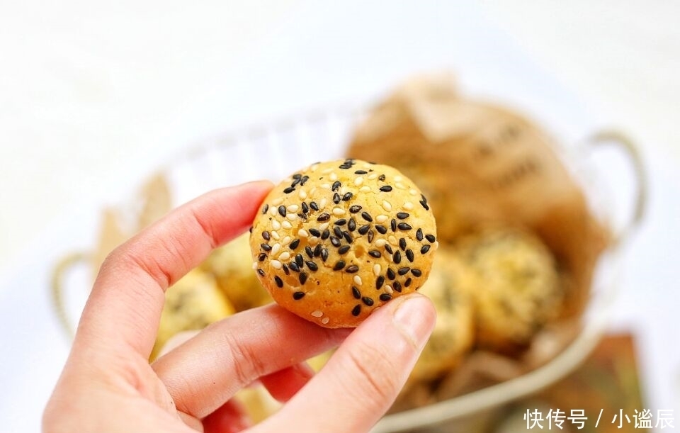 鸡蛋别再炒着吃了,做成小零食,酥香可口,孩子一口气能吃10个