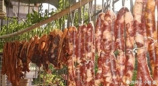 中国夫妻晾晒腊肉,邻居看到后,感到异常报了警