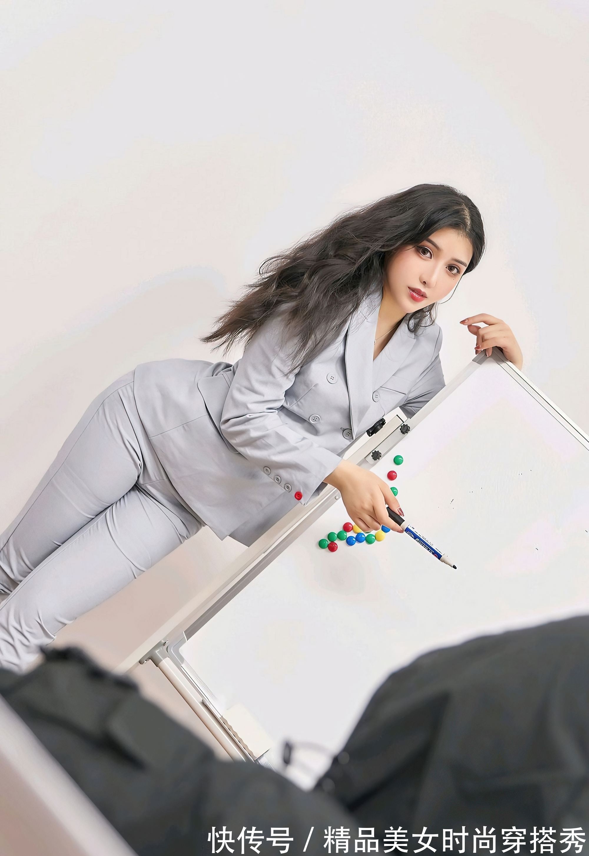 知性|浅灰色职场套装显白又清新，尽显优雅知性魅力