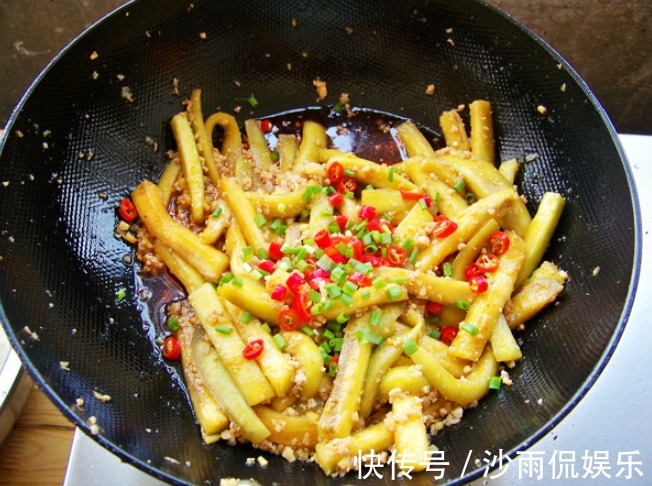 炒茄子,不要先放油了!和大厨学一招,颜色不变黑,不吸油还入味