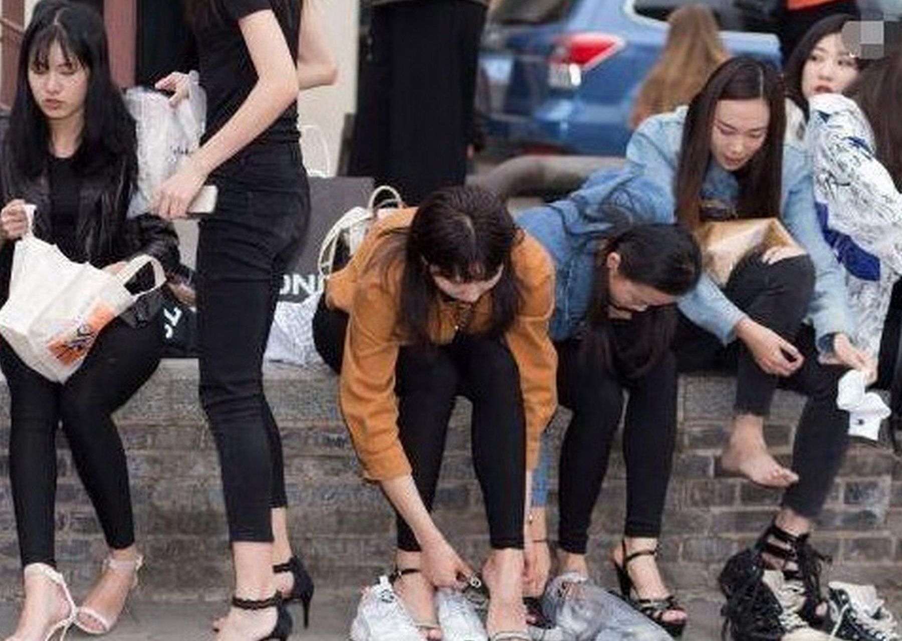 橫店20萬群演現狀：美女成群蹲地上吃盒飯，卻想著“一夜成名”