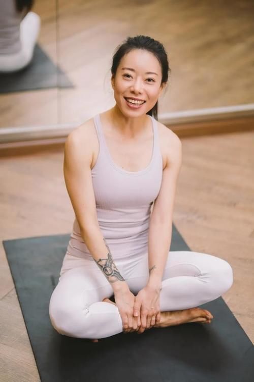 美背|她是明星的私人瑜伽教练，有17年的教龄，亲授4个美背瑜伽动作
