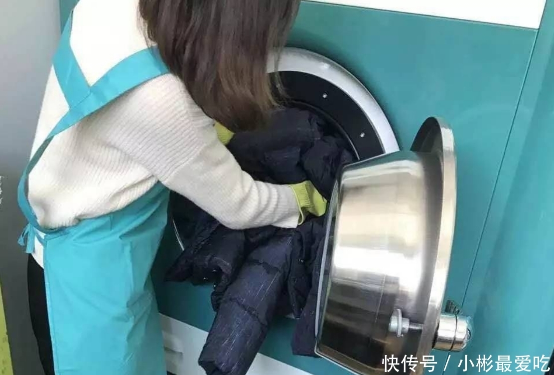 干洗店老板:羽绒服有“3不洗”,好多人做错,难怪变薄还不保暖