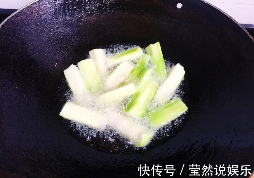 这菜我家都是炒着吃，自从学会这种做法后，两天不吃馋得慌