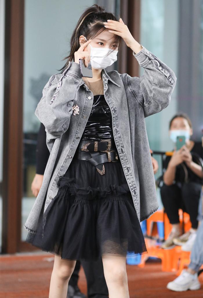 早秋火了一种穿法,叫“牛仔外套+连衣裙”,照着穿时髦又显瘦