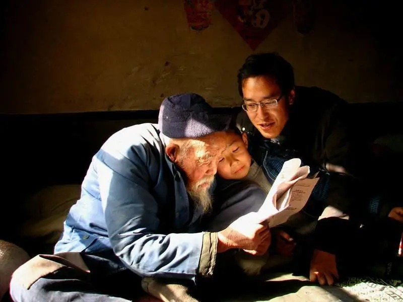 孙子打针奶奶却火了!祖孙俩表情神同步,网友:真是亲孙子