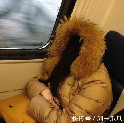 |搞笑GIF:姑娘的背包太个性,吓着我了!