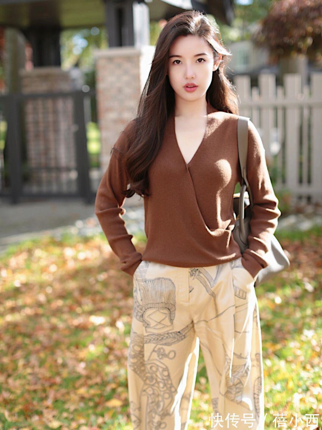 针织 奔三奔四的女人,秋冬建议多穿“大地色针织衫”,简约显贵又气质