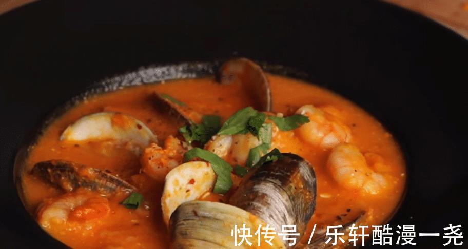 冬天就要来了,一碗美味的蔬菜海鲜浓汤,让你的心灵仿佛被治愈