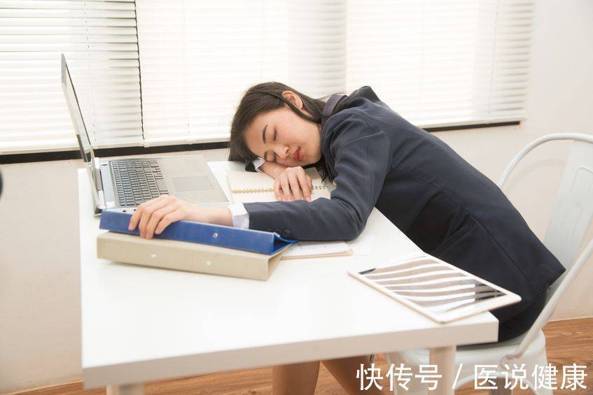 上肢|手指反复出现发麻现象,或是这6种因素导致的,要对症治疗