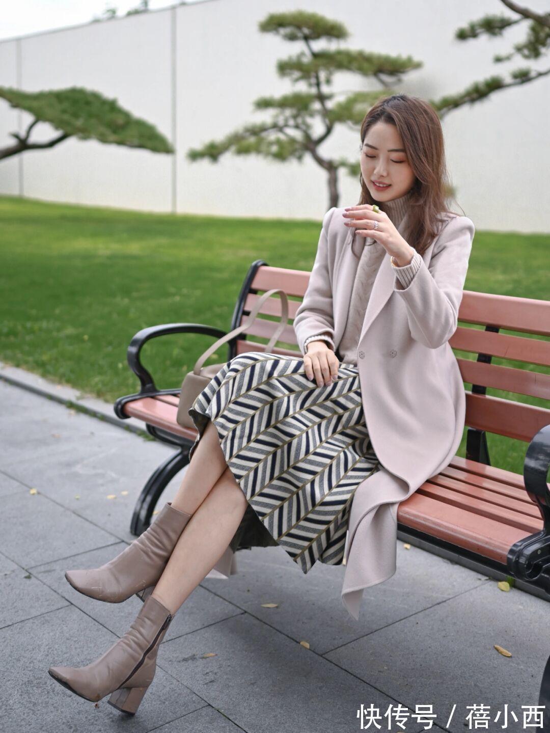 风衣|秋天建议30+女性多穿“半身裙”,搭配毛衣、风衣,优雅又显气质