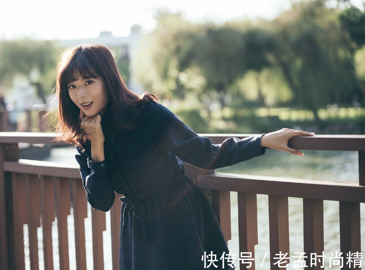 高跟短靴 深色的格子裙具有干练的气质,搭配黑色高跟短靴,凸显高挑身材