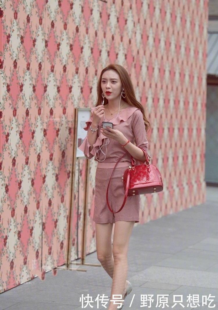 美女|街拍:美女黑色休闲衬衣搭配绿色牛仔热裤,气质超好!