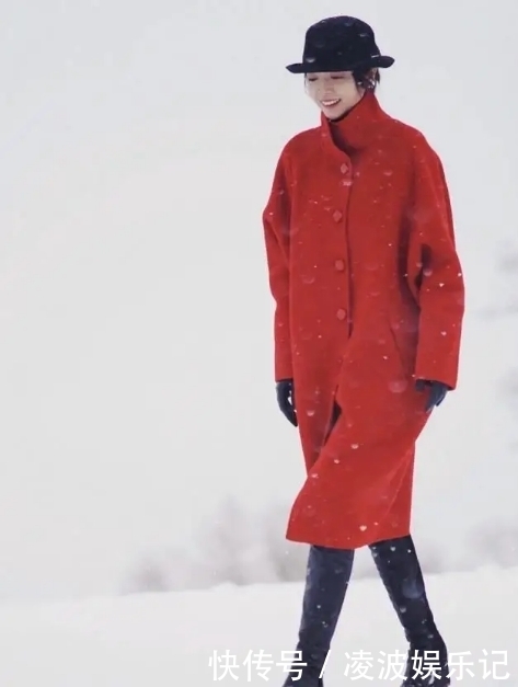 三木的“红色大衣穿搭”真美,喜庆又洋气,圣诞、新年照穿就对