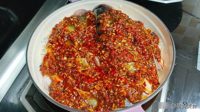 降温了，在家秘制一锅鱼头煲，鲜香入味又下饭，上桌夫妻俩抢着吃