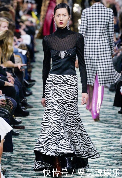 大表姐|刘雯时装周两场不同走秀,从头到脚美得霸气高端,这气质让人服气