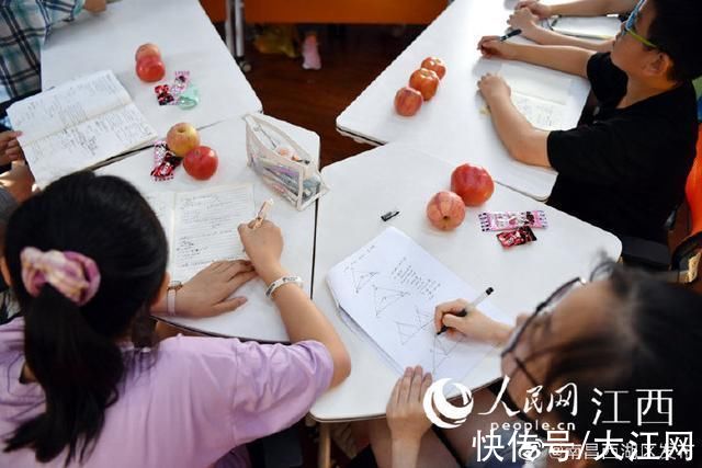 南浦街道|伍学花和老伴无私助学 好一个“爷爷奶奶辅导班”!