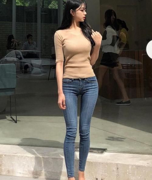 布料|美女模特:紧身打底裤的贴身设计很有味道,甜美有心机
