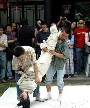  鼻子|书法乱象大盘点鼻子写字、闭眼写字、脑袋写字，奇葩至极