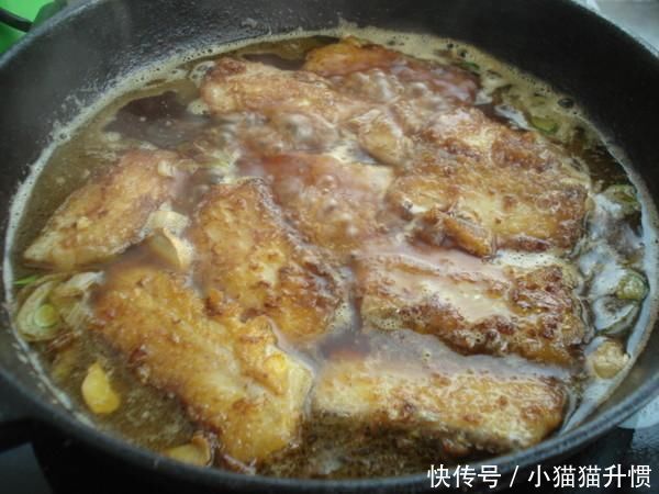 吃鱼经常卡喉咙,别只会喝醋了,学会这一招,让鱼刺自己出来!