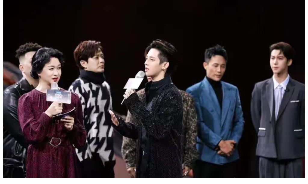 《追光吧哥哥》开播，“毒舌女王”金星镜头被删光，这是得罪了哪位大佬？