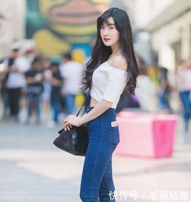 搭配|街拍：妖冶率直迷人的美女，走心搭配在路人中很显眼！