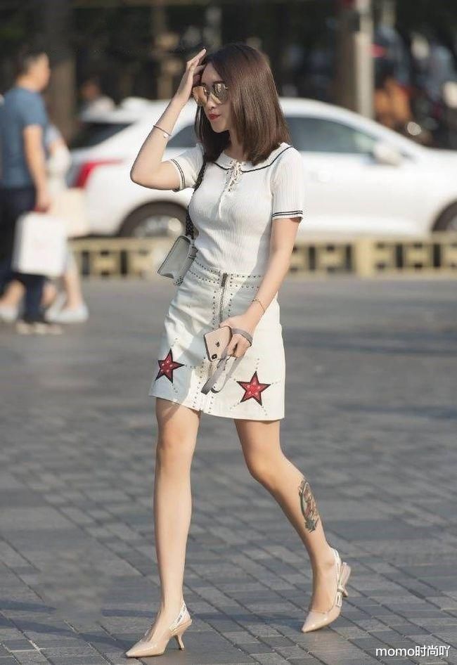 街拍美女：尖头的设计时髦有型，裸色高跟鞋更显修长美腿