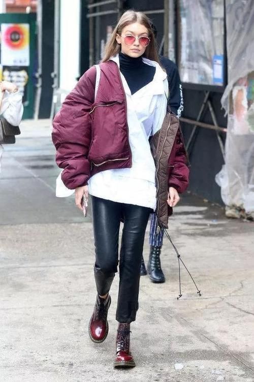 最近火了一种穿法叫“羽绒服+裸靴”，时髦又好看，小个子也合适